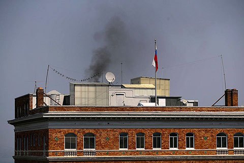 России грозит штраф за столб дыма над зданием консульства в Сан-Франциско