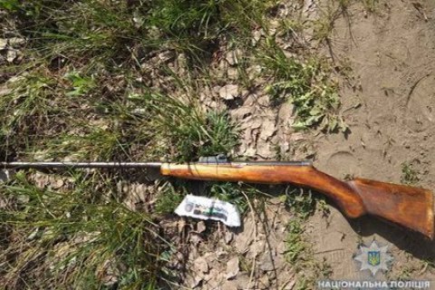 В Житомирской области мужчина стрелял во дворе из ружья и ранил соседского ребенка