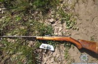 В Житомирской области мужчина стрелял во дворе из ружья и ранил соседского ребенка