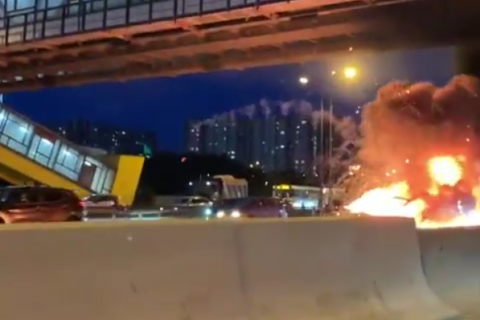 У Москві Tesla на автопілоті зіткнулася з вантажівкою і вибухнула