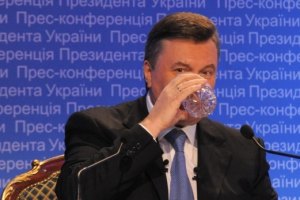 Янукович пьет минеральную воду по 25 гривен за бутылку
