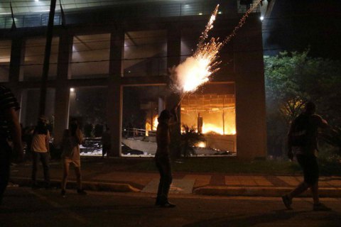 В Парагвае подожгли здание парламента