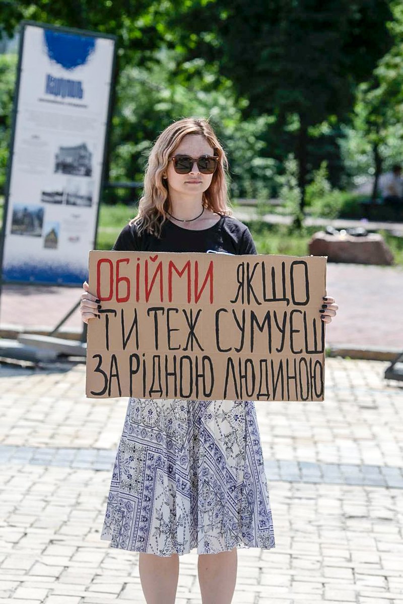 Карина Дячук під час акції на підтримку полонених цивільних