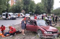 В Каменце-Подольском легковушка врезалась в авто скорой, пострадали 9 человек