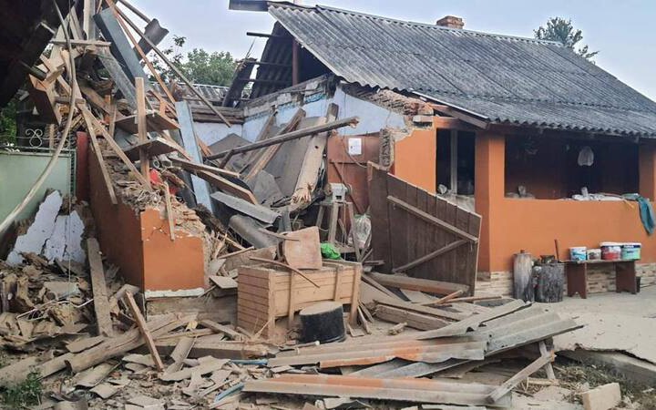 На Прикарпатті уламки ракет впали на подвір’я, господарські будівлі та житловий будинок