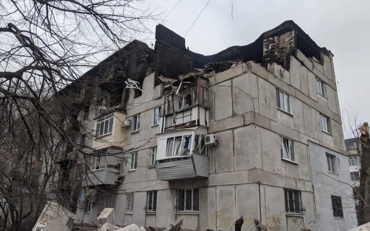 У Лисичанську рятувальники не можуть загасити пожежу на АЗС через обстріли окупантів