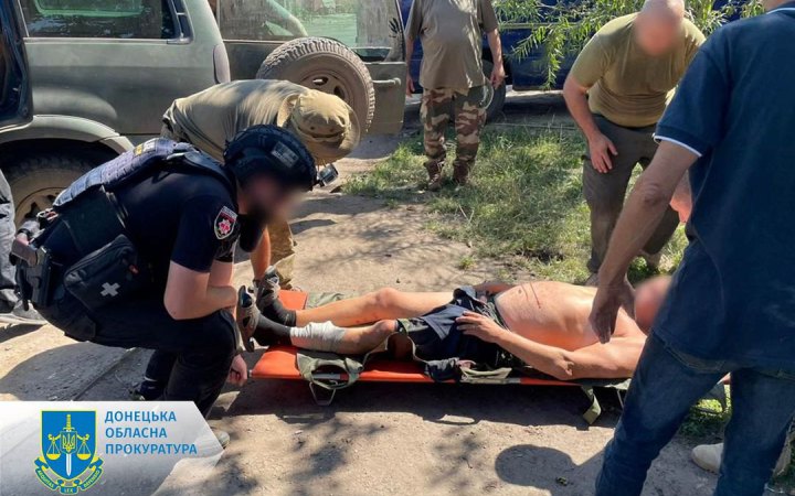 Росіяни обстріляли село на Донеччині, троє поранених