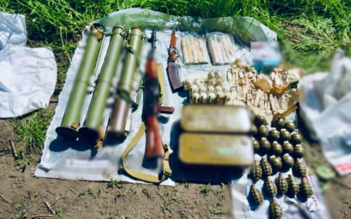 На Київщині затримали чоловіка під час продажу великої партії зброї та боєприпасів