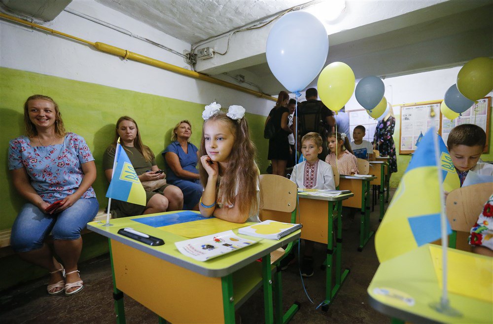 Діти з родин ВПО під час уроку в укритті на День знань в Одесі, 1 вересня 2022 р.