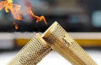 Участник эстафеты олимпийского огня загорелся от факела