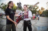 Деньги от продажи на аукционе гитары солиста группы "Тінь сонця" направлены бойцам АТО
