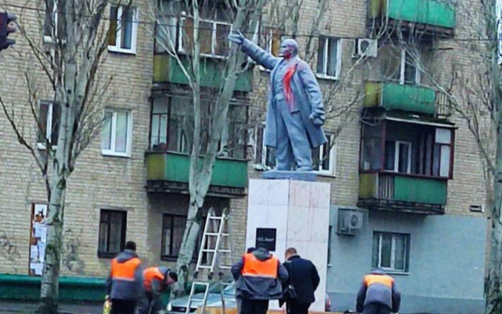 У Мелітополі пам’ятник Леніну облили червоною фарбою