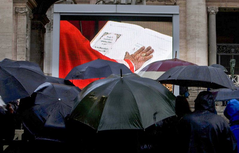 Віряни чекають на обрання нового Папи на площі Святого Петра у Ватикані, 12 березня 2013 р.