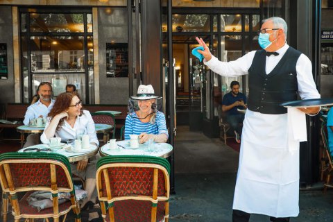 Во Франции из-за коронавируса закроют рестораны и бары в больших городах
