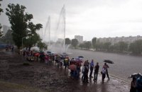 В Киеве под дождем запустили отреконструированные фонтаны на Русановке