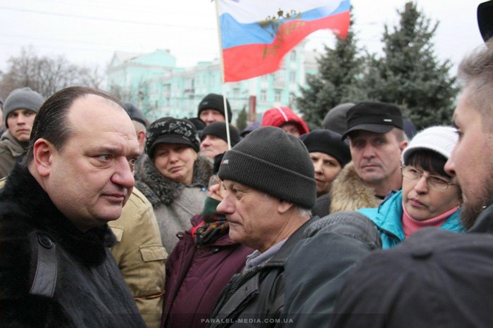 Владимир Струк (слева) во время митинга в Луганске, 27.02.2014 