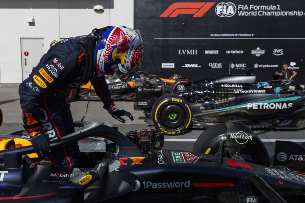Макс Ферстаппен біля свого боліда