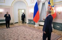 Bloomberg: Орбан під час розмови із Путіним запропонував бути «мишкою, яка допомагає леву» 