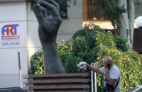 В Донецке к приезду Януковича помыли памятники
