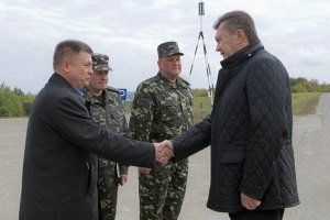 Янукович провел встречу с главой Минобороны