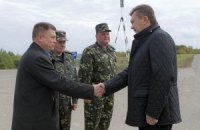 Янукович провел встречу с главой Минобороны