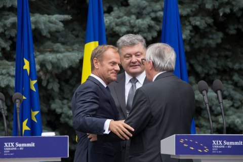 Порошенко: Украина должна отстаивать на саммите ЕС усиление санкций против России и новую программу помощи
