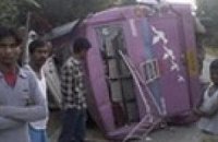В Индии автобус упал в пропасть