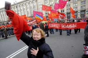 Националисты отбирают красные флаги у коммунистов