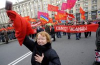 Националисты отбирают красные флаги у коммунистов
