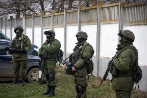 Российские военные грабят украинские части в Крыму