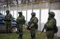 Російські військові грабують українські частини в Криму