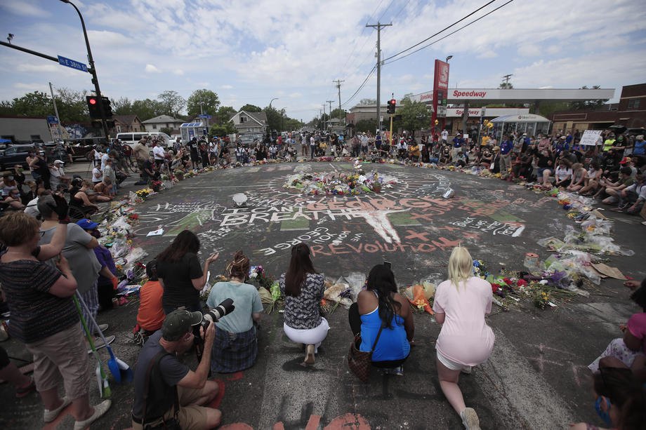 Люди на коленях у импровизированного мемориала Джорджа Флойда на месте, где он был арестован и умер во время задержания,
Миннеаполис, США, 1 июня 2020