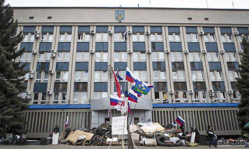 Захоплена будівля Головного управління СБУ України у Луганській області.