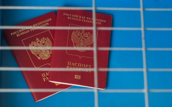 У Литві співробітниця міграційної служби приховала російське громадянство, у неї забрали паспорт