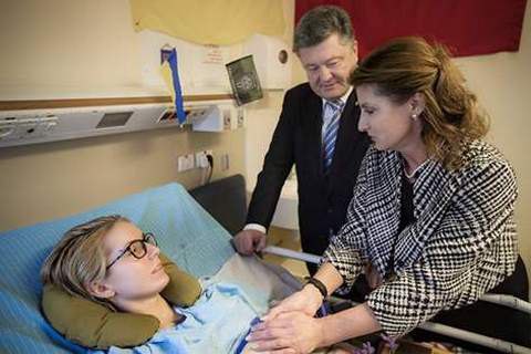 Порошенко з дружиною відвідали волонтера Зінкевич в ізраїльській лікарні