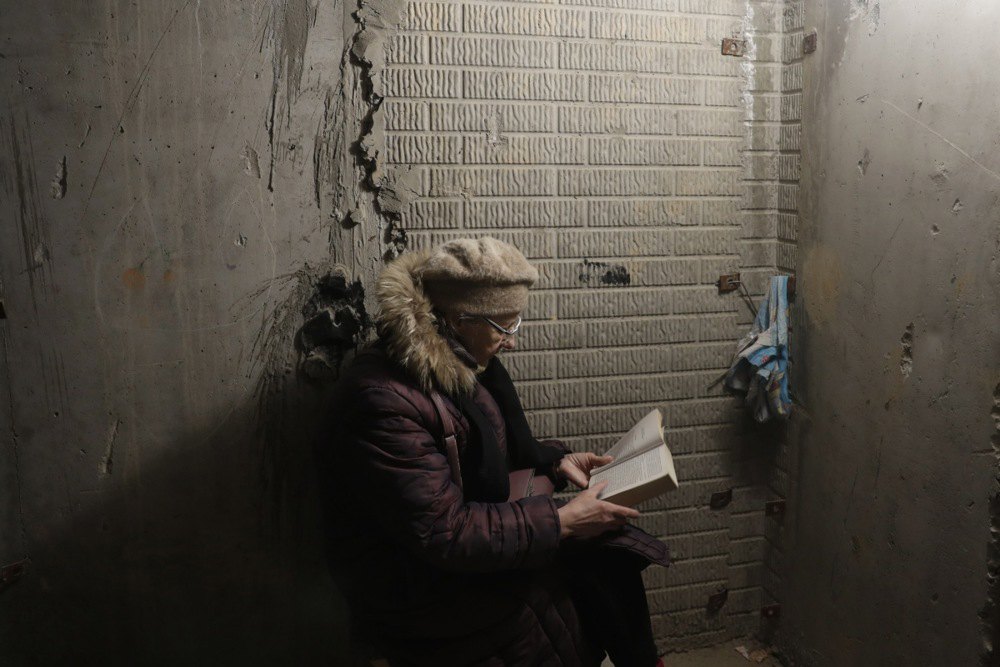 Жінка читає книгу в укритті під час повітряної тривоги в Харкові, 05 квітня 2022 р.