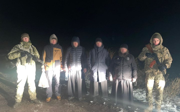 Біля кордону з Молдовою затримали експрацівника казначейства Київсько-Печерської Лаври та ще кількох чоловіків у рясах