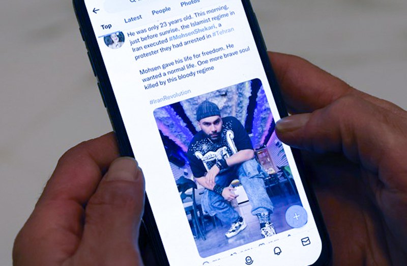 На екрані телефона фото страченого протестувальника Мохсена Шекарі.