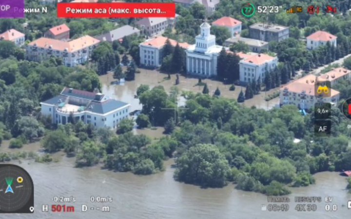 Руйнування Каховської дамби створило перешкоду для наступу України, але зі спаданням води ситуація змінюється, – Bloomberg