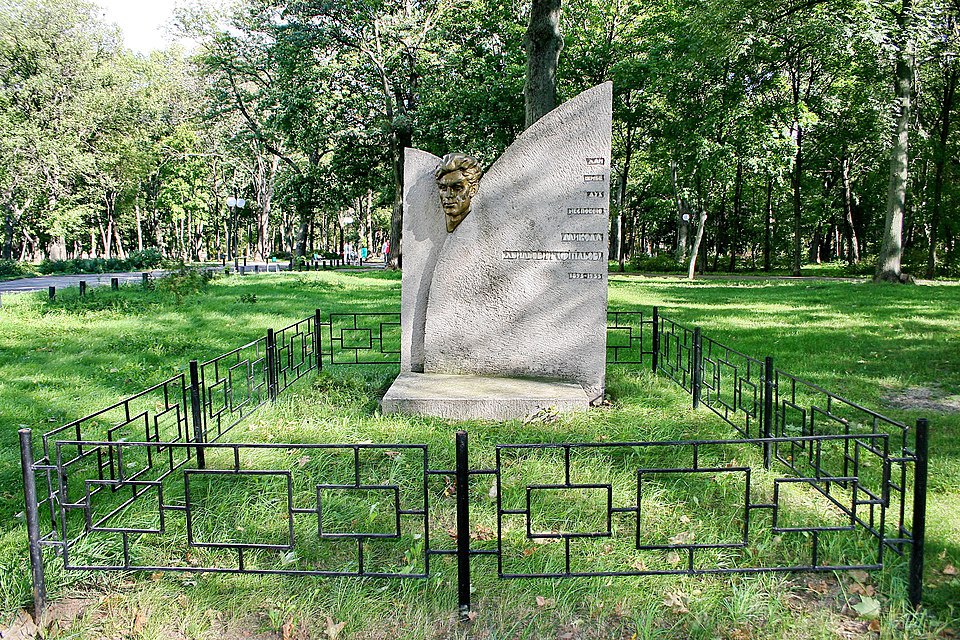 Символічна могила Хвильового у Харкові 