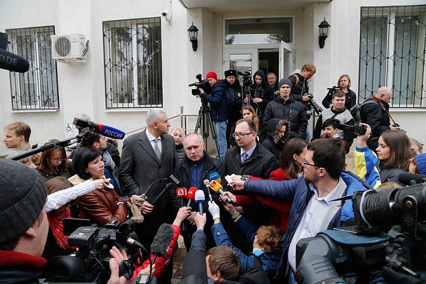 Адвокаты Савченко дают комментарии журналистам