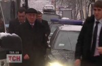Снег заставил Азарова ходить пешком с охраной по киевским улицам