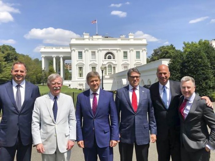 Зліва-направо: Андрій Єрмак, Джон Болтон, Олександр Данилюк, Рік Перрі і Курт Волкер (справа) під час зустрічі в США, липень
2019.
