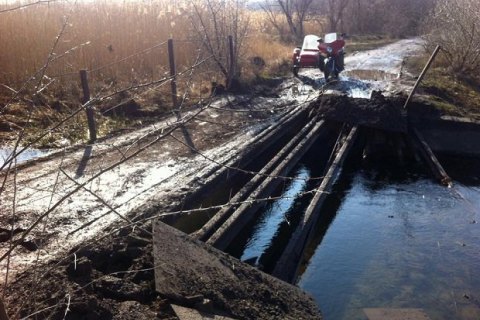 Боевики подорвали мост в Луганской области