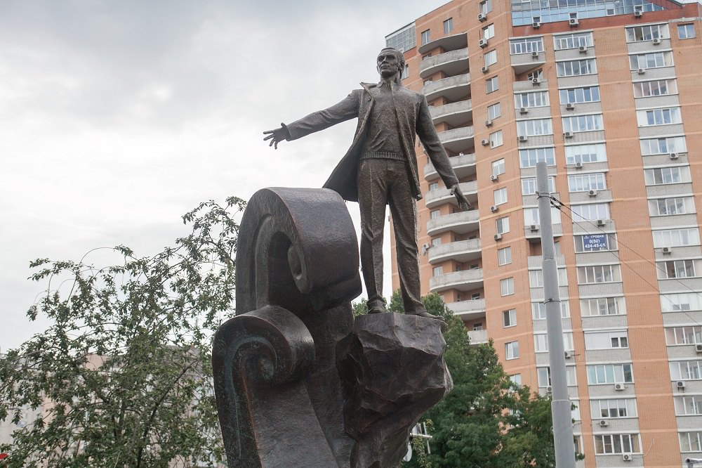 Памятник Муслиму Магомаеву в Киеве