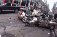 Водій та пасажири автомобіля постраждали внаслідок наїзду танка в центрі Донецька