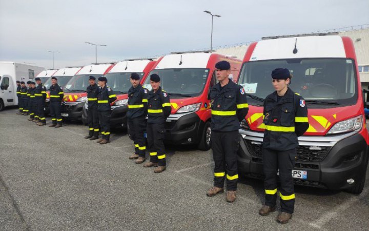 З Франції до України виїхали 13 пожежних автомобілів та “швидких” зі 120 тонн гуманітарної допомоги