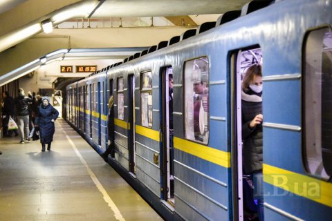 В киевском метро подростки бегали по крышам вагонам и катались между ними