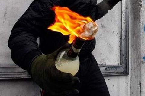 Мужчина бросил коктейль Молотова в магазин в центре Киева