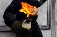 Чоловік кинув коктейль Молотова в магазин у центрі Києва